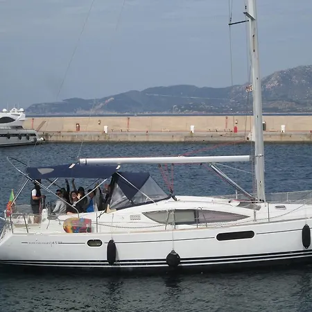 Overjoyed Luan Boat * كالياري